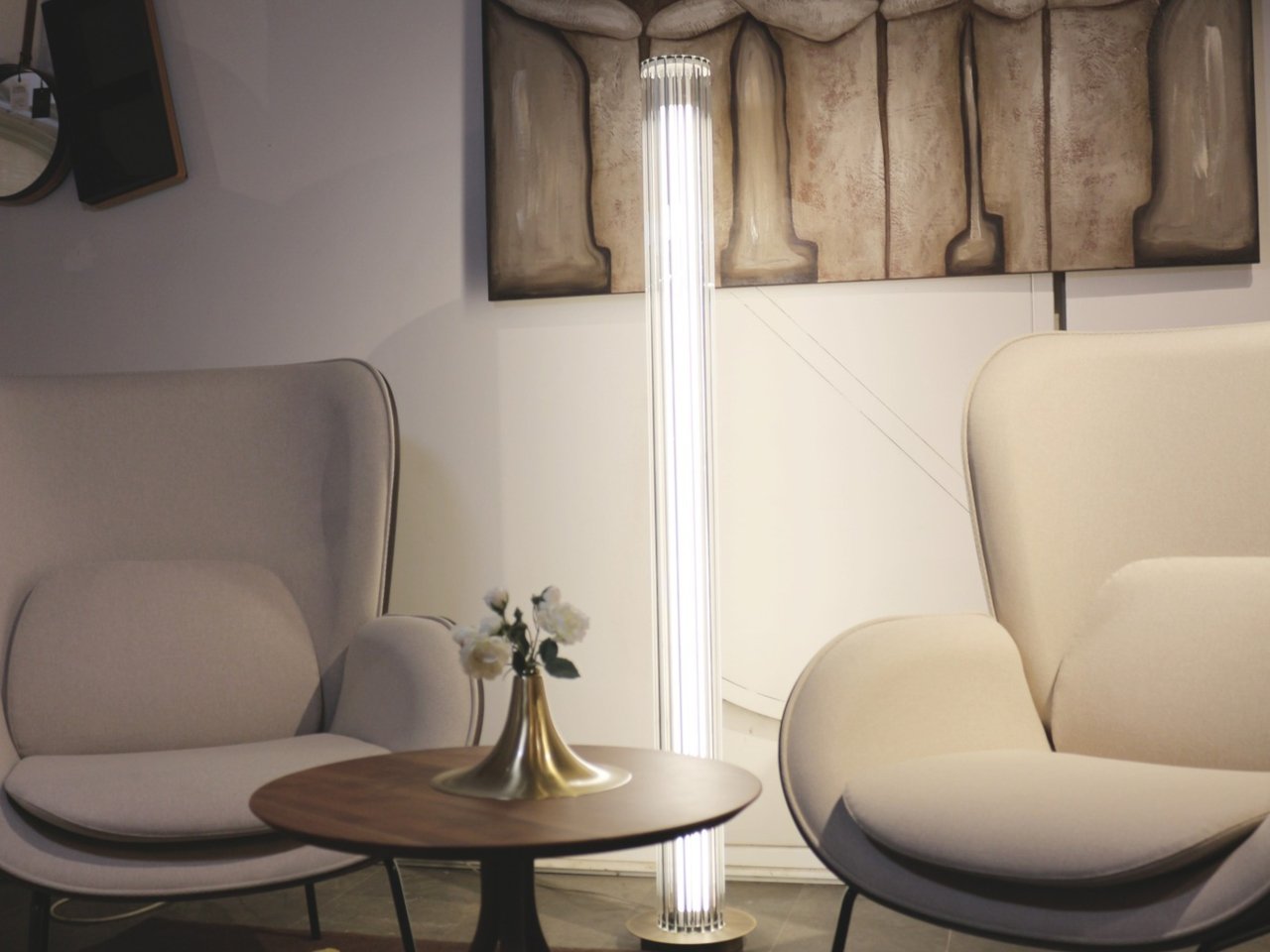 Alma Light의 토템 I은 홈이 있는 유리를 빛나는 기둥으로 바꿉니다