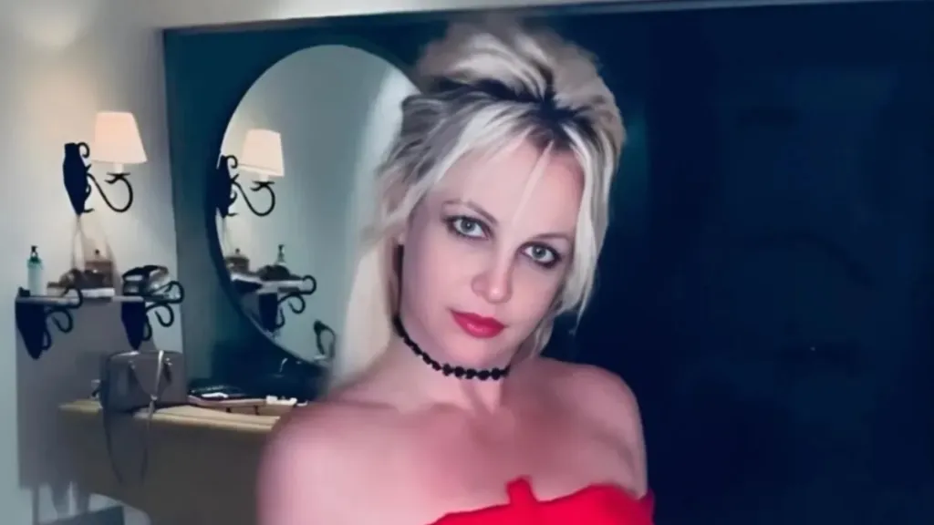 Lacy Thong의 브리트니 스피어스가 인터넷을 깨뜨릴 것입니다