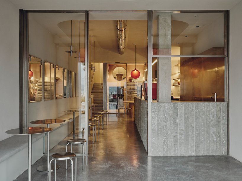 Zooco estudio가 제작한 카페의 곡선 인테리어는 스페인의 아르데코 시보니 건물을 반영합니다