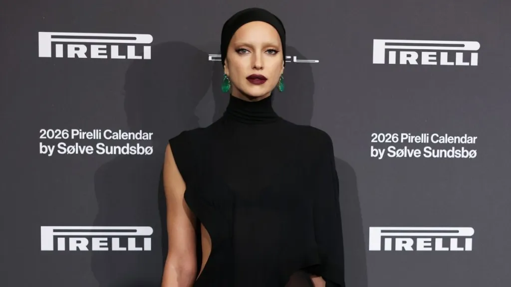 Irina Shayk 전체 가죽 룩으로 바이커 시크에 독특한 스핀 추가