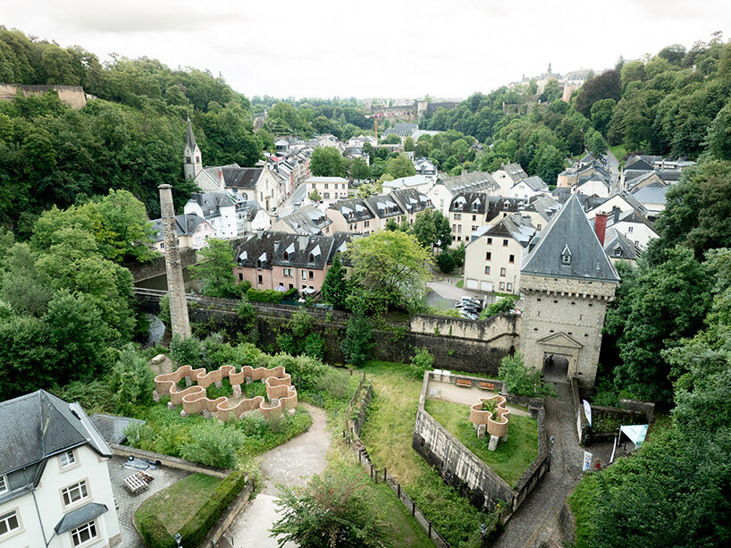 아틀리에 파버(atelier faber)는 오래된 우물 부지의 토양 다공성을 되살리기 위해 룩셈부르크 사암 위에 갈대를 쌓았습니다
