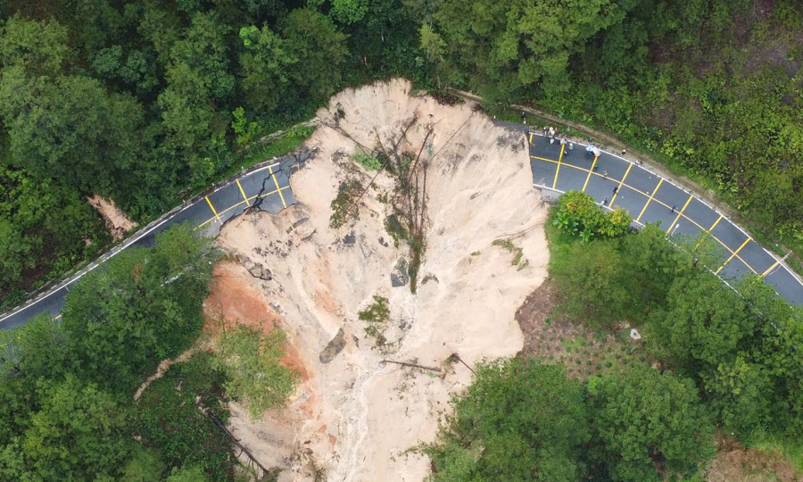 산사태가 달랏의 미모사 고개를 휩쓸고 주요 관광 경로가 끊어졌습니다