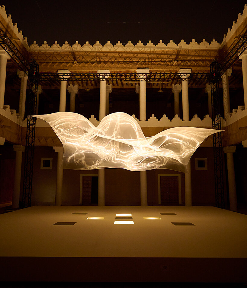 59명의 예술가가 사우디 수도를 누르 리야드 2025의 눈부신 공공 예술 작품으로 조명