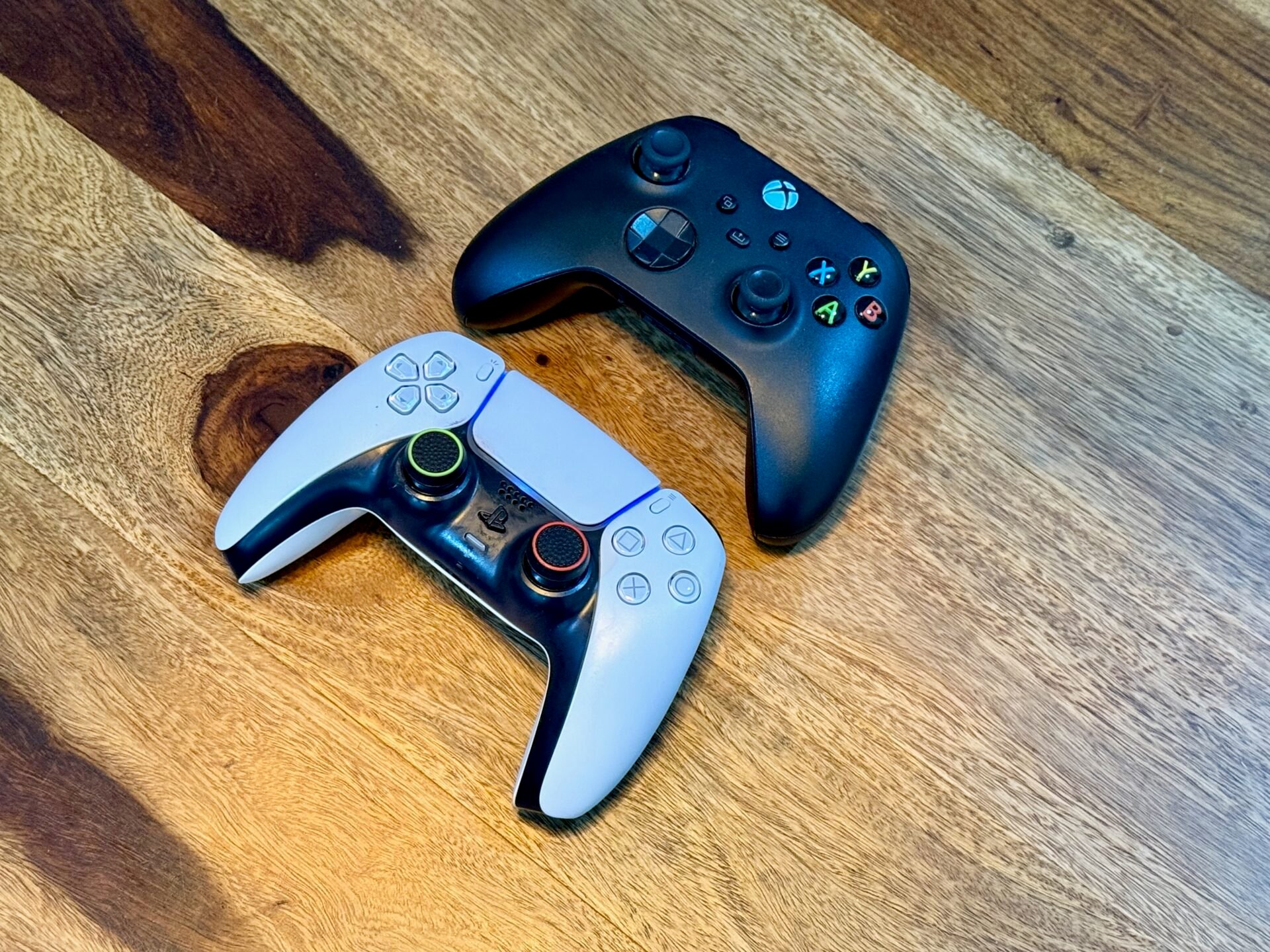 Samsung TV를 Xbox 및 PlayStation 컨트롤러와 연결하는 방법은 무엇입니까?