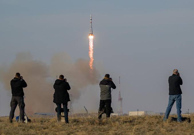 NASA 우주 비행사, 두 명의 우주 비행사가 추수감사절을 맞아 우주 정거장으로 이동