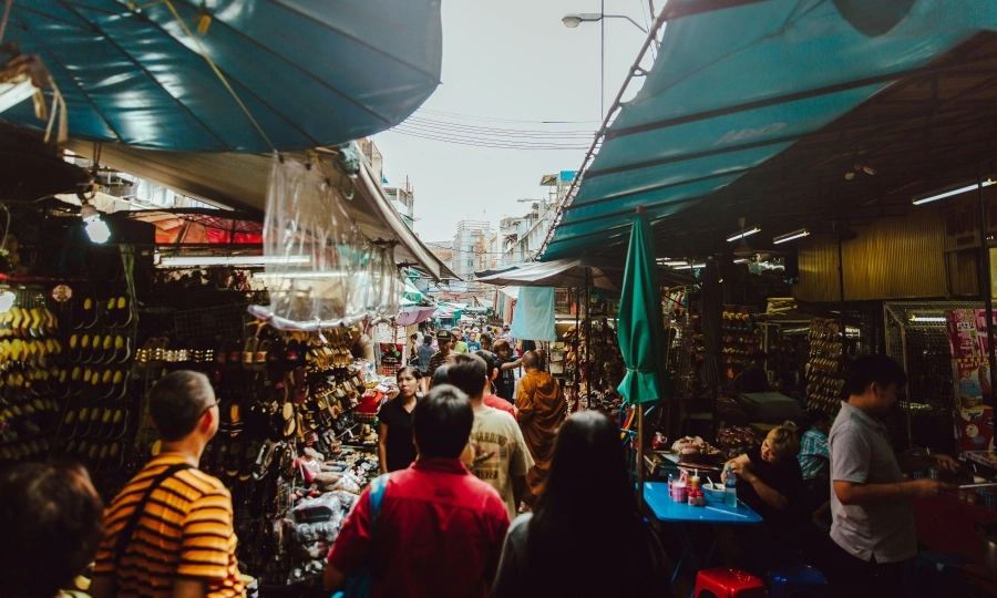 옷을 입지 않은 채 걷고 오토바이를 탄 외국인이 태국 마을에 충격을 가했다