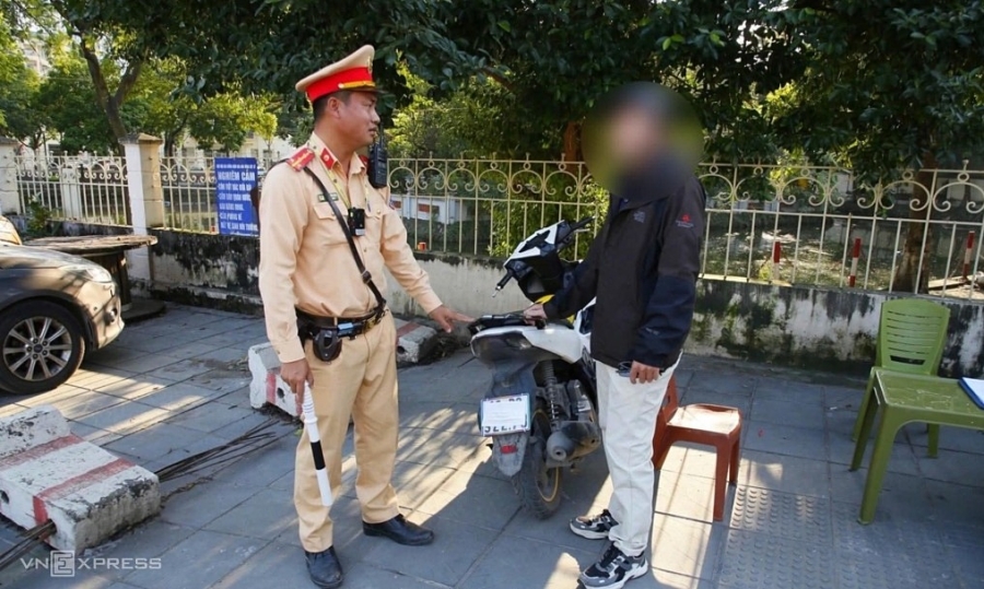 하노이 경찰은 AI 카메라를 피하기 위해 번호판을 덮은 오토바이 운전자 200명에게 벌금을 부과했습니다
