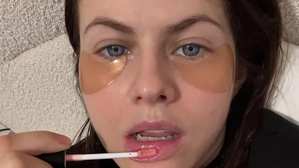 알렉산드라 다다리오(Alexandra Daddario)가 립글로스를 바르는 모습은 꼭 봐야 합니다