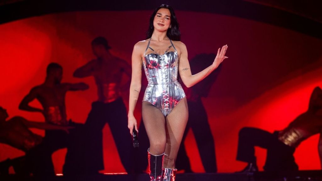 두아 리파, 미니 드레스로 팬들을 놀라게 하다