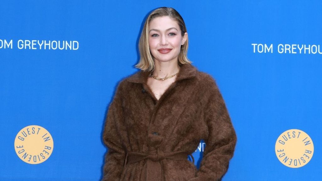 사진: 지지 하디드(Gigi Hadid)의 모피 코트와 속옷 룩은 매우 시크합니다