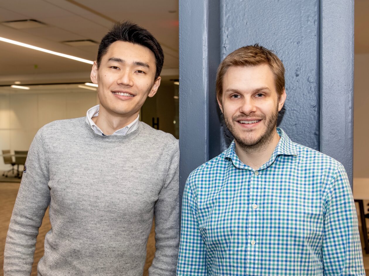 Palo Alto Networks는 Se |||에 뿌리를 둔 관측 가능성 스타트업 Chronosphere를 인수하기 위해 33억 달러를 지불했습니다. Chronosphere 공동 창립자 Martin Mao(CEO)와 Rob Skillington(CTO). (Chronosphere Photo) 사이버 보안 분야의 거대 기업인 Palo Alto Networks는 수요일 33억 5천만 달러 규모의 거래로 Chronosphere를 인수할 것이라고 발표했습니다. 2019년에 설립된 Chronosphere는 엔지니어링 팀이 문제를 빠르게 발견하고 클라우드 애플리케이션을 계속 실행하는 데 도움이 되는 관찰 소프트웨어를 판매합니다. Palo Alto Networks는 이번 인수가 현대 AI 워크로드로 인해 발생하는 막대한 데이터 수요를 충족하는 데 도움이 될 것이라고 말했습니다. Chronosphere CEO Martin Mao와 CTO Rob Skillington은 시애틀 지역 Microsoft에서 처음 만나 Office를 클라우드 기반 Office 365 형식으로 마이그레이션하는 작업을 진행했습니다. 둘 다 나중에 Uber의 엔지니어링 팀에 합류했습니다.  이 회사는 뉴욕시, 시애틀, 빌니우스에 주요 허브를 두고 있는 "분산된 팀"이라고 설명합니다. Mao는 여러 Chronosphere 직원과 함께 시애틀 지역에 거주하고 있습니다. Mao와 Skillington을 포함한 팀은 인수가 완료되면 Palo Alto에 합류할 예정입니다. Chronosphere에는 250명 이상의 직원이 있습니다. 팔로알토 네트웍스(Palo Alto Networks)의 CEO 니케시 아로라(Nikesh Arora)는 수요일 분석가들과의 회사 실적 회의에서 크로노스피어를 "역사상 가장 빠르게 성장하는 소프트웨어 회사 중 하나"라고 설명했습니다. "최고의 LLM" 중 두 곳을 고객으로 간주합니다. Arora는 기존의 관찰 가능성 도구가 AI 시대에 맞게 구축되지 않았으며 많은 조직에서 완전한 관찰 가능성이 비용을 감당할 수 없게 되었다고 말했습니다. 그는 Chronosphere가 다른 주요 솔루션에 비해 1/3의 비용으로 관찰 가능성을 제공할 수 있다고 말했습니다.  그는 Chronosphere가 오픈 소스와 아키텍처 기술을 결합하여 "가관측성 모델을 변경"했다고 덧붙였습니다. Palo Alto가 관찰 가능성 및 데이터 파이프라인 공급업체를 평가했을 때 Arora는 팀이 Chronosphere의 엔지니어링 능력에 놀랐다고 말했습니다. “일반적으로 엔지니어들은 누군가가 자신의 능력을