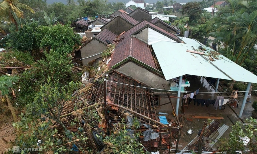 베트남 중부 홍수 사망자 수 90명으로 증가