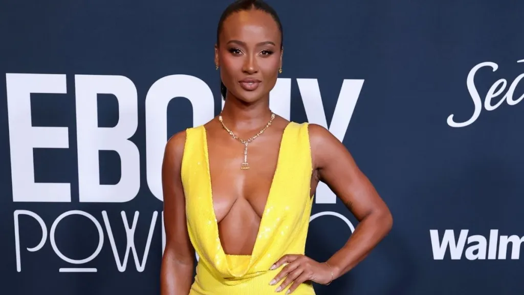 Travis Kelce의 전 Kayla Nicole이 대담한 노란색 드레스를 입고 팬들을 놀라게 했습니다