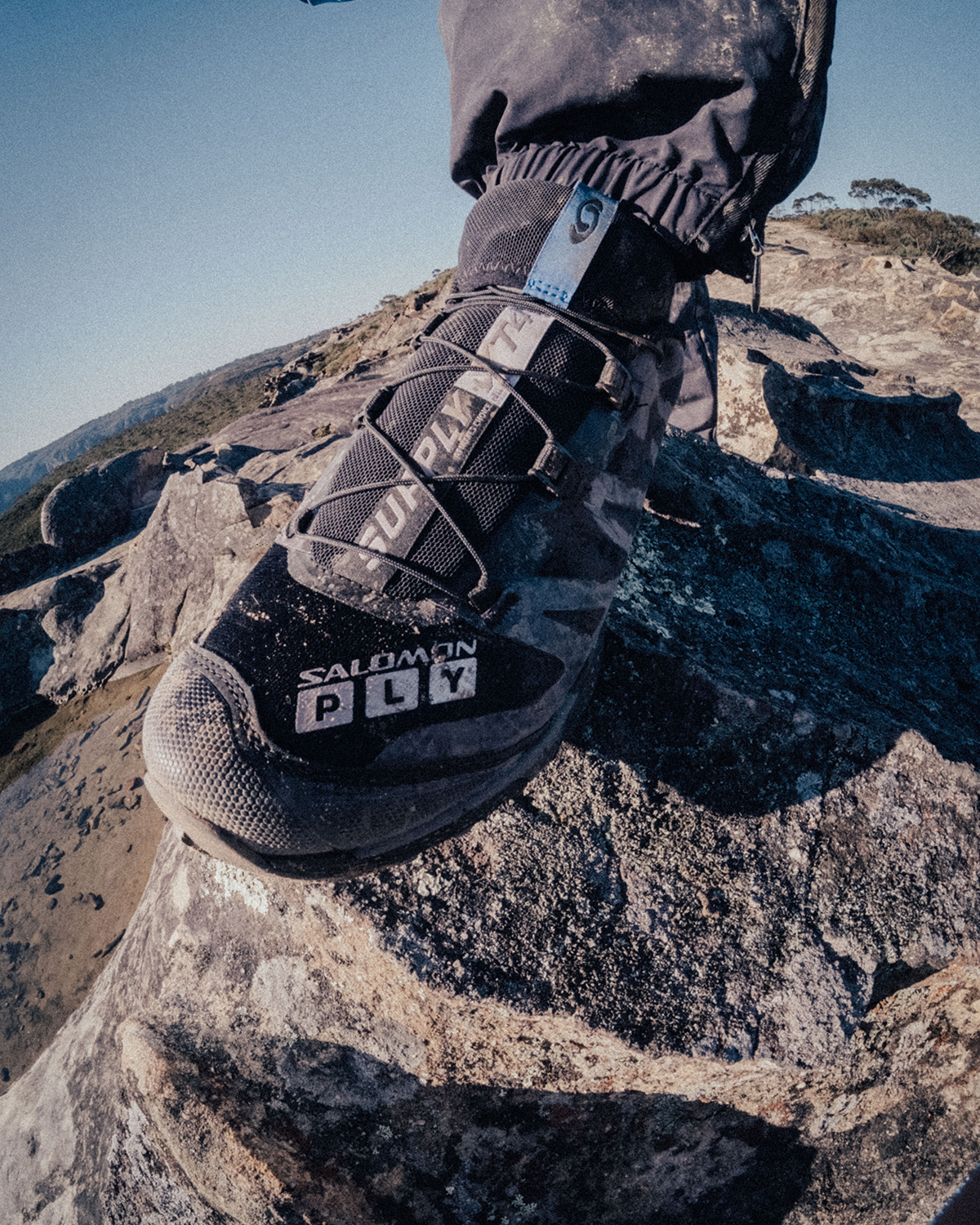 XT-4의 살로몬을 거꾸로 뒤집어 놓은 보급품점