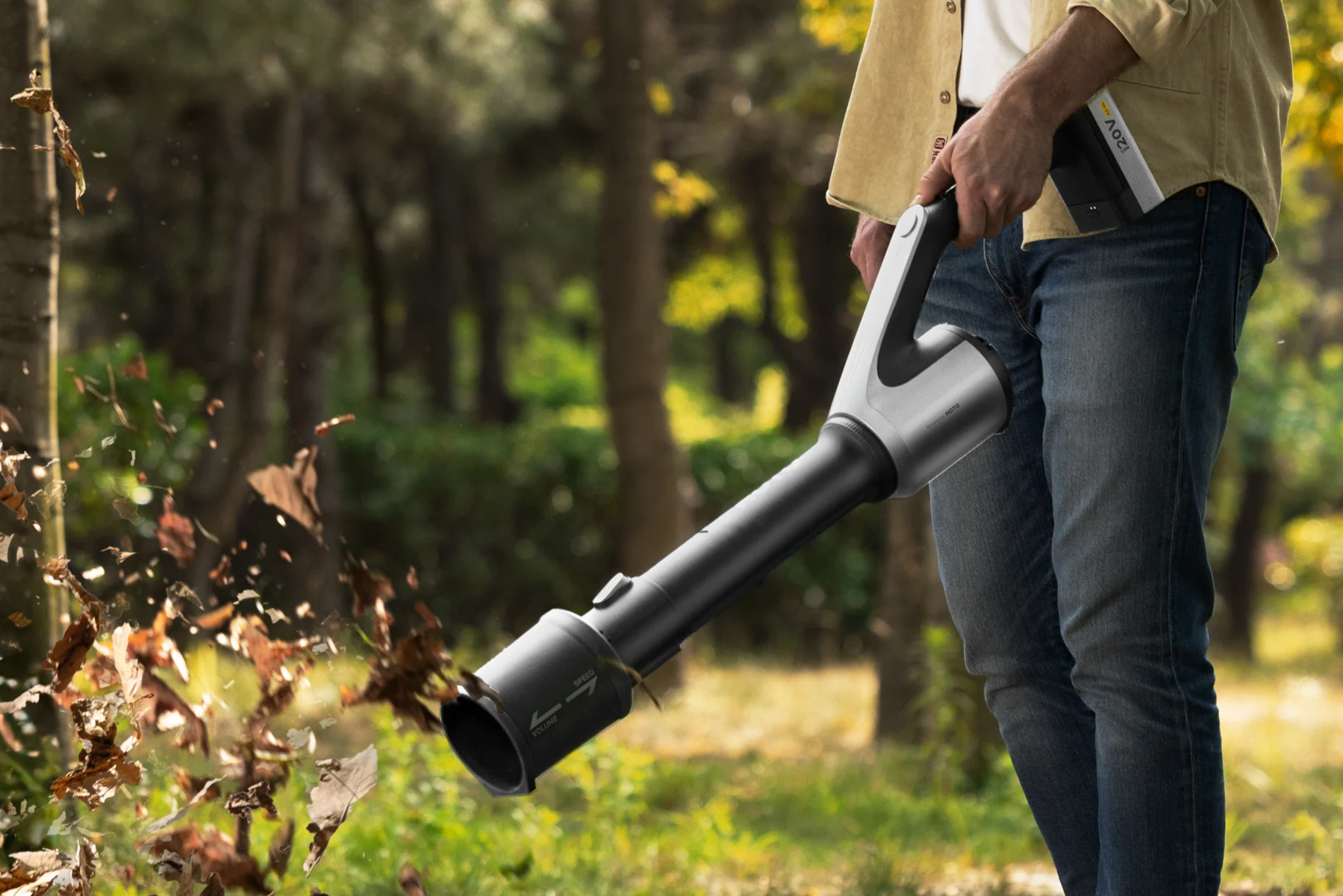 Hoto의 매끈한 새 나뭇잎 송풍기가 나뭇잎이나 외계인 침입자를 날려버릴 준비가 되어 있는 것 같습니다