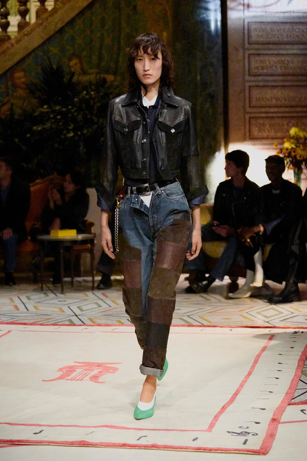 ‘가죽 재킷에 청바지’ 조합의 무한한 가능성