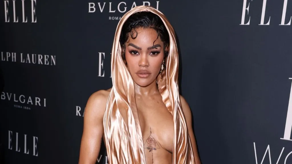 Teyana Taylor는 대담한 드레스를 입고 횡격막 문신을 과시합니다