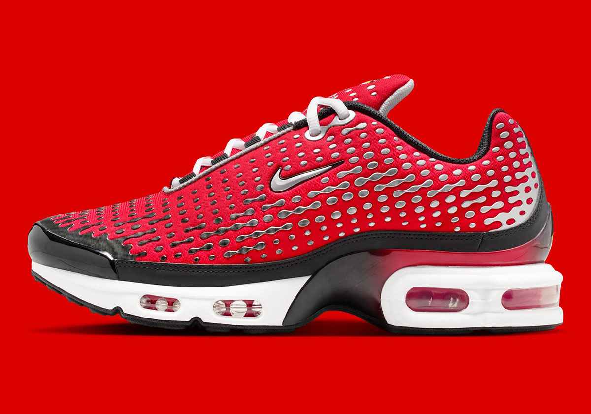 나이키 에어맥스 플러스 VII의 순간이 "유니버시티 레드"로 행진합니다