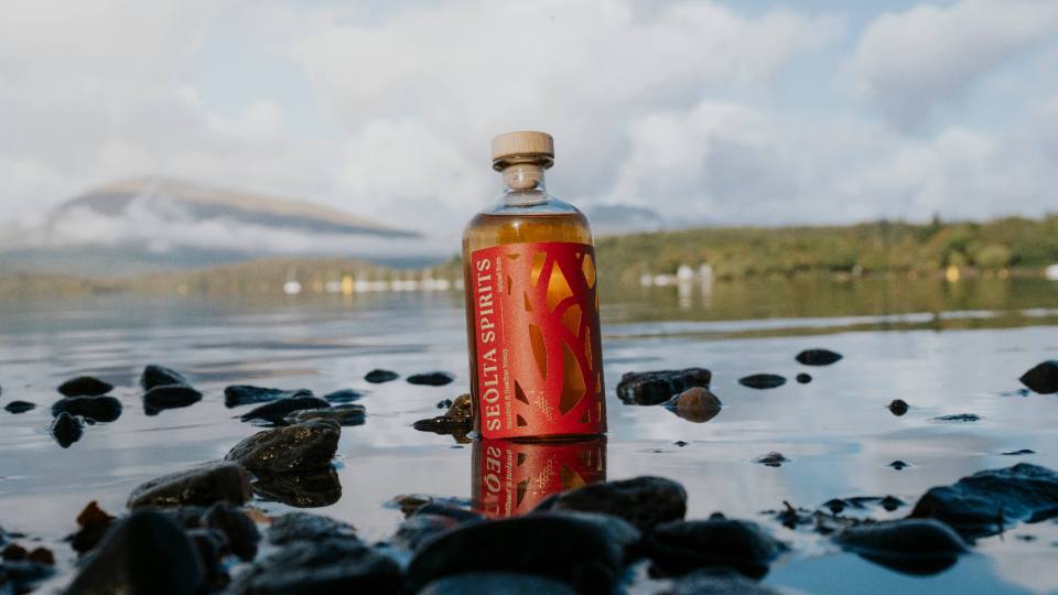 설타 스피리츠의 다이컷 라벨로 스코틀랜드 스타일의 럼이 빛난다