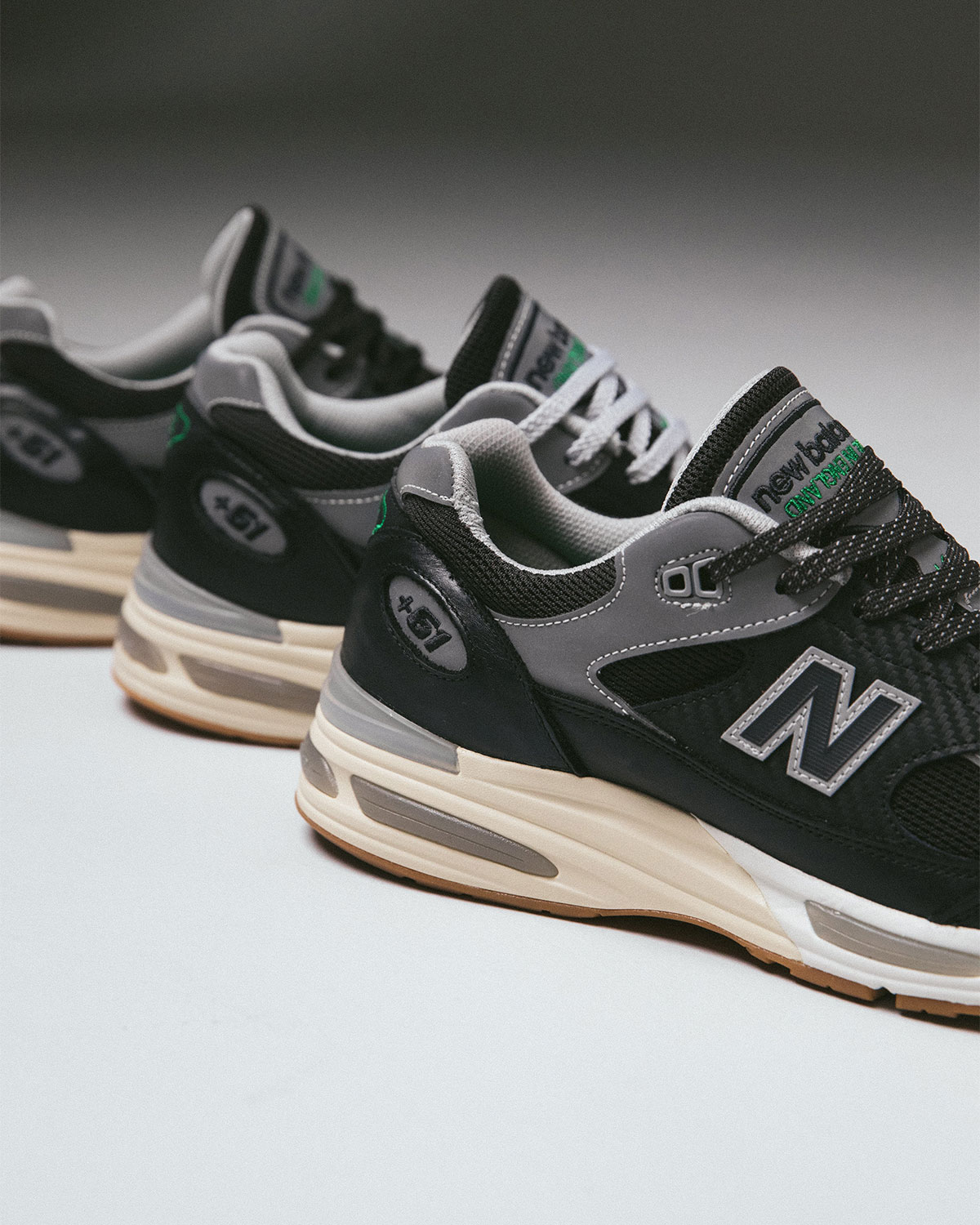 UP THERE x New Balance 991v2가 2000년대 초반의 영감을 가져왔습니다