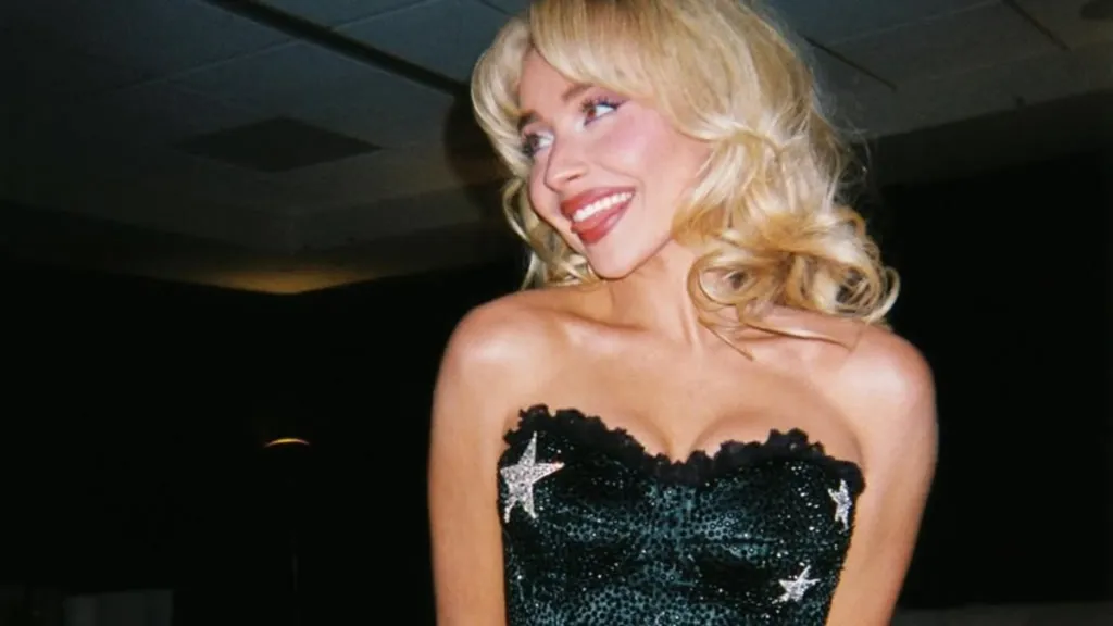 사브리나 카펜터의 헐리우드 바디수트는 인터넷의 새로운 강박관념입니다