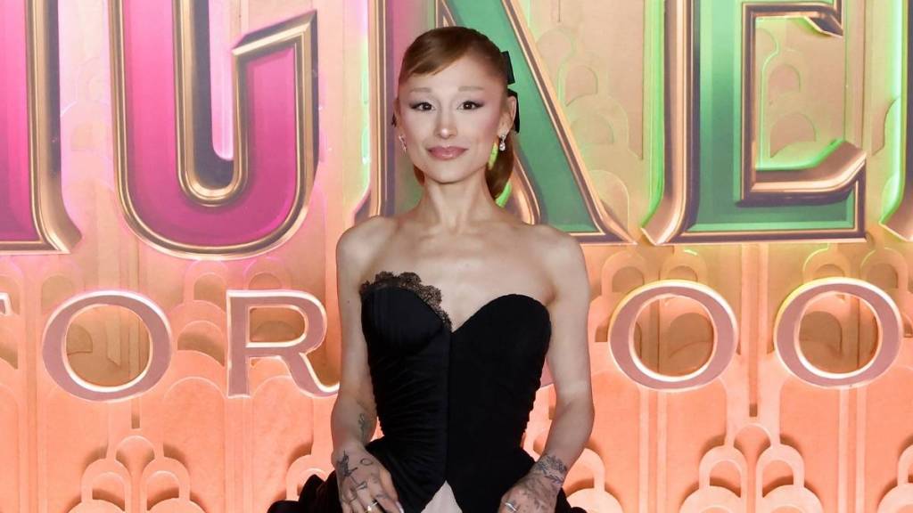 Ariana Grande는 끈이 없는 Schiaparelli 가운을 입고 공주처럼 보입니다