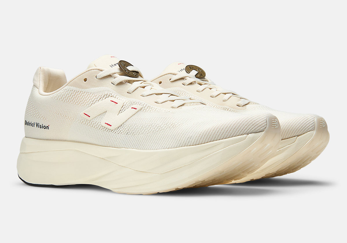 디스트릭트 비전의 최신 뉴발란스 러닝 콜라보에는 행운을 빌어주는 토큰이 포함되어 있습니다