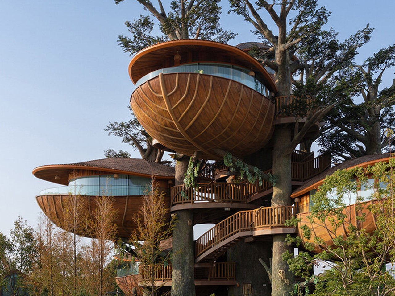 이 둥지 같은 포드는 조립식 아키텍처가 조립식처럼 보일 필요가 없음을 보여줍니다