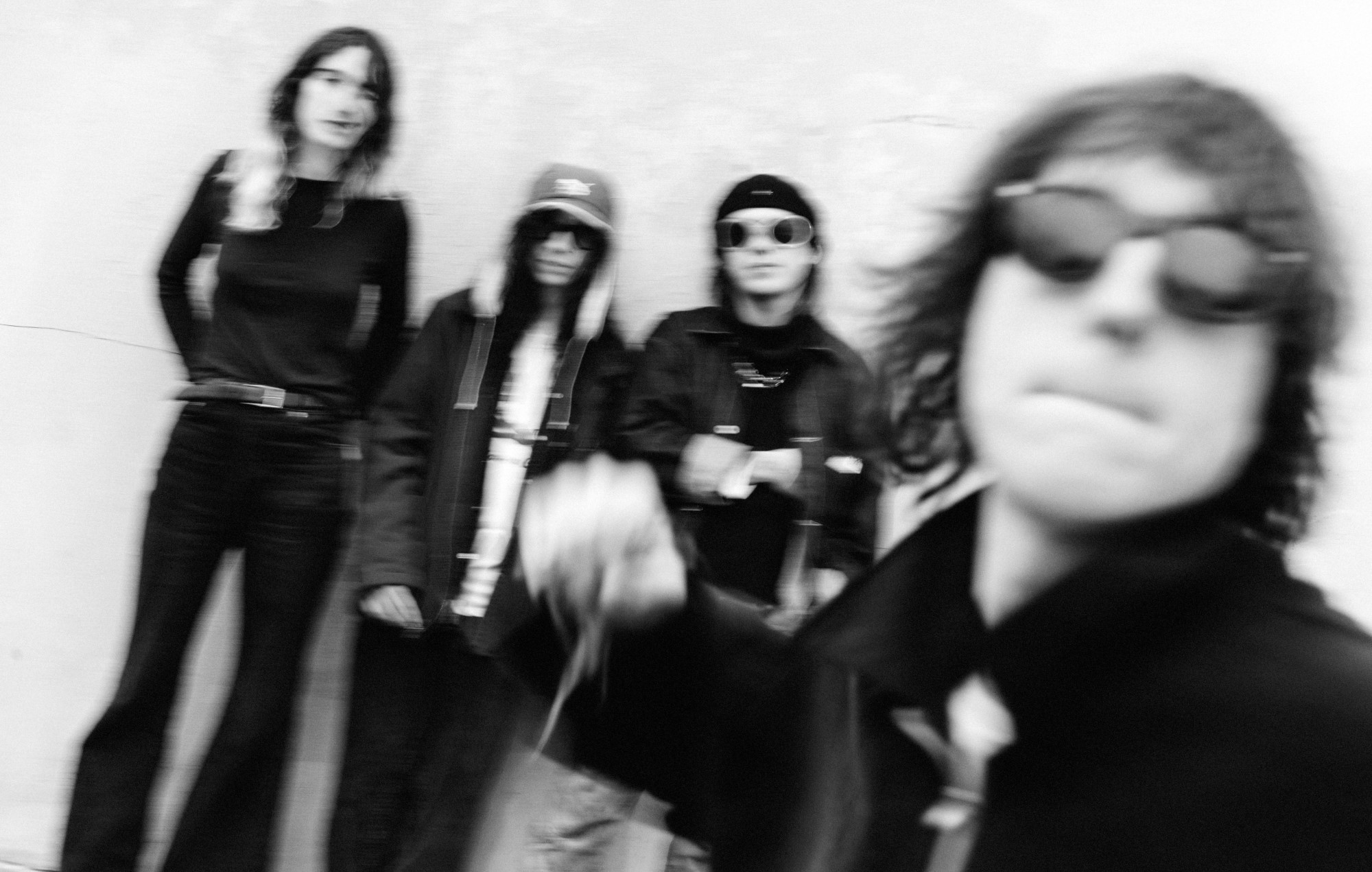 The Stooges, Leonard Cohen, Pink Floyd 노래 세트로 Geese의 커버 전용 공연을 감상하세요. 사양