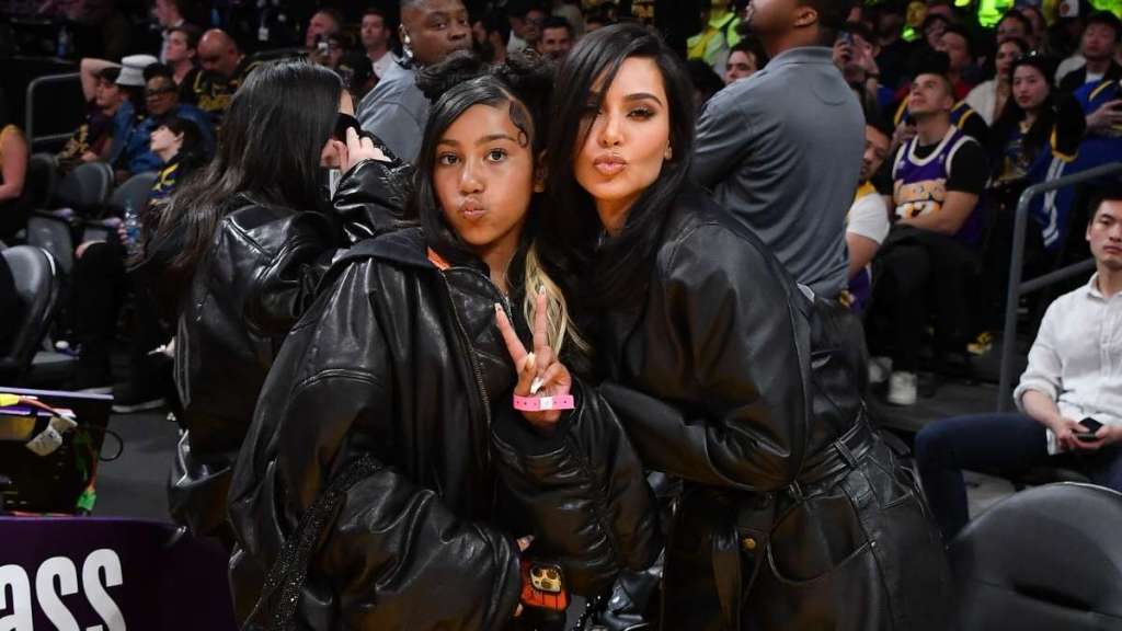 North West의 Blue Braids가 Kim Kardashian의 SKIMS 광고에서 시선을 사로잡았습니다