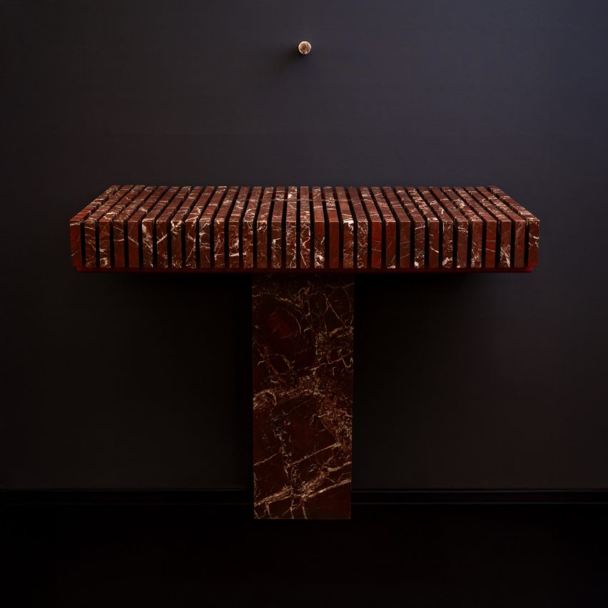 Serafini의 "조각적이면서도 기능적인" ​​피아노 세면대의 틈새로 물이 사라집니다