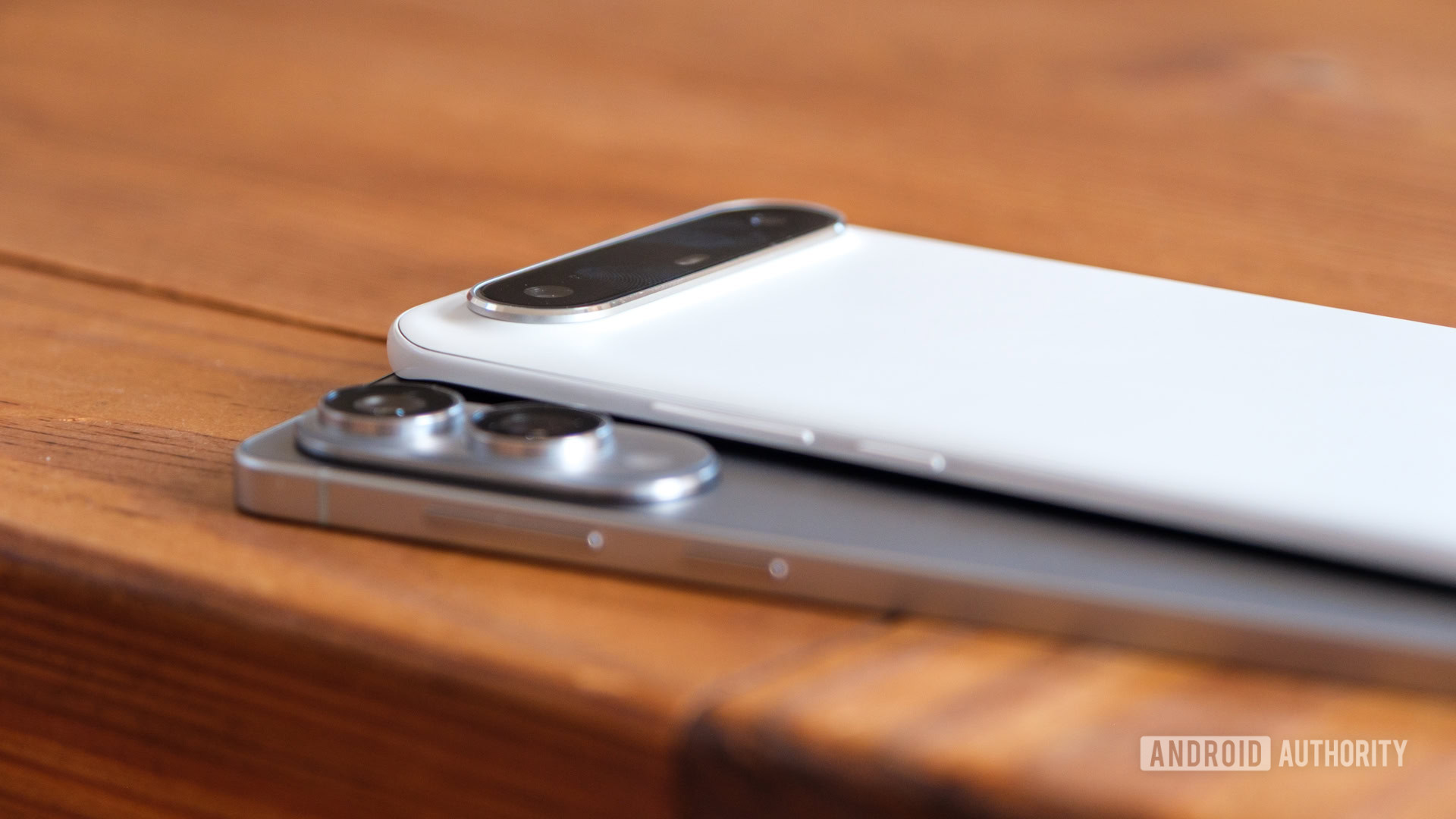 설문 조사에 따르면 대형 배터리가 얇은 휴대폰과의 전쟁에서 계속 승리하고 있는 것으로 나타났습니다