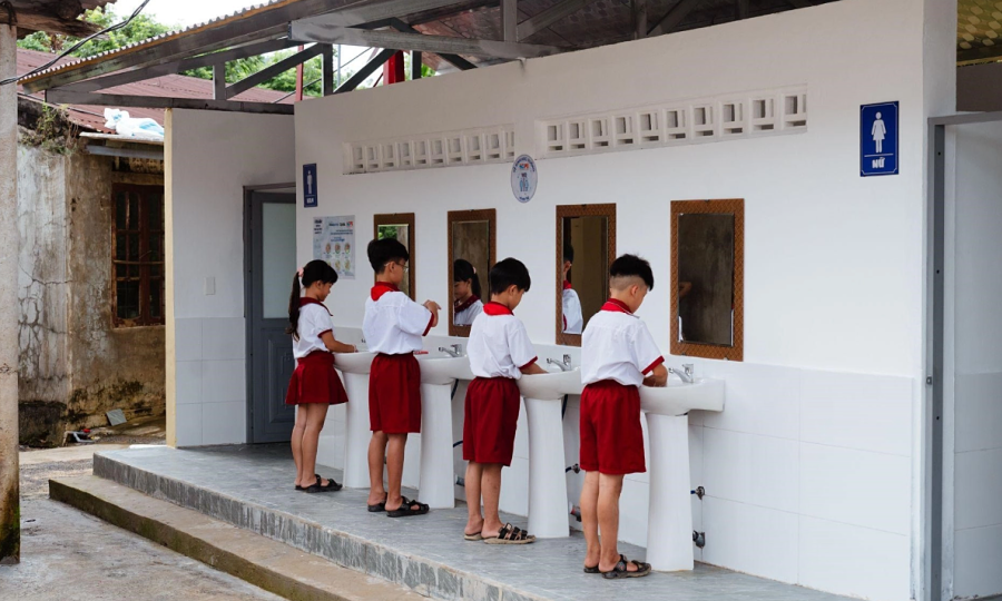 Quang Tri 학교의 새로운 화장실로 학생들이 더욱 편안해졌습니다