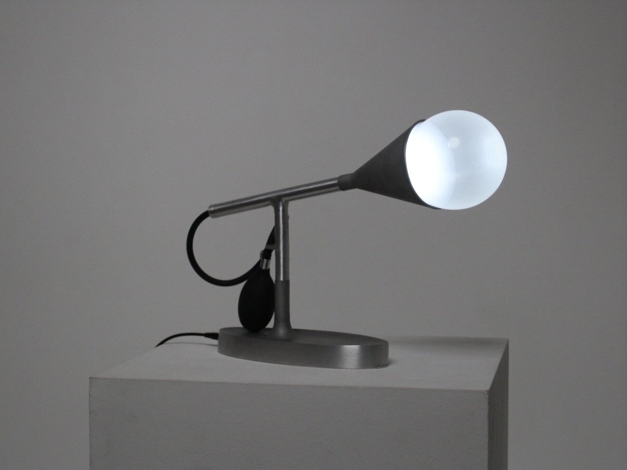 이 디자이너는 자전거 타이어처럼 펌프질하는 램프를 만들었습니다