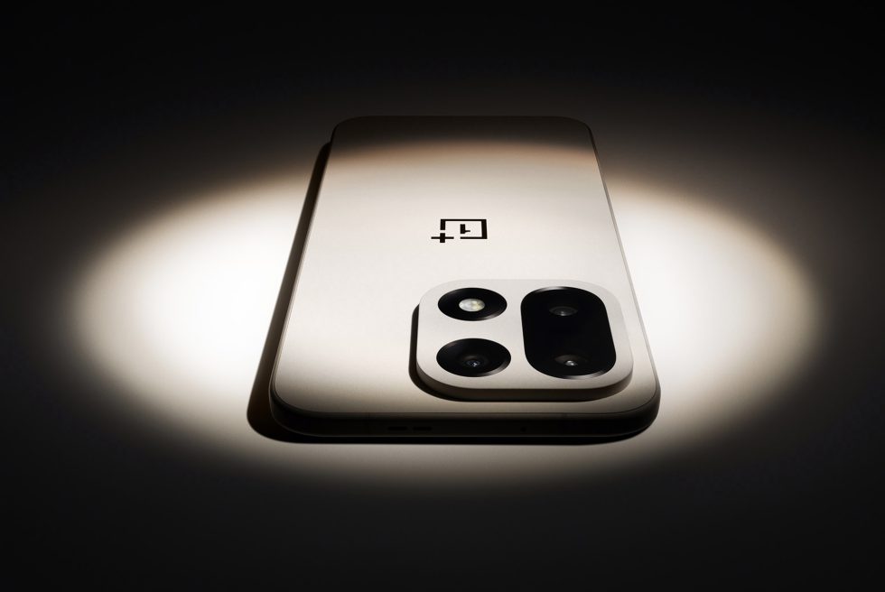 OnePlus 15의 가격은 899달러이지만 미국 정부의 폐쇄로 인해 지연되고 있습니다