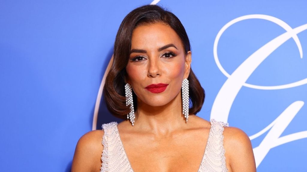 사진: 에바 롱고리아의 올화이트 룩은 겨울의 꿈입니다