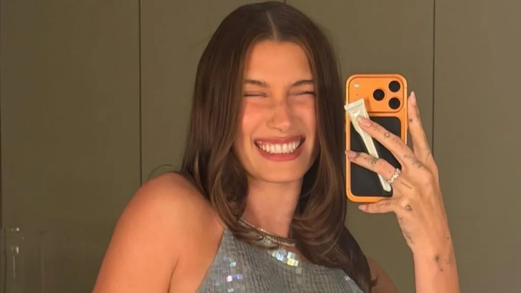 헤일리 비버의 눈부신 탑은 그녀의 최고의 파티 의상 중 하나입니다