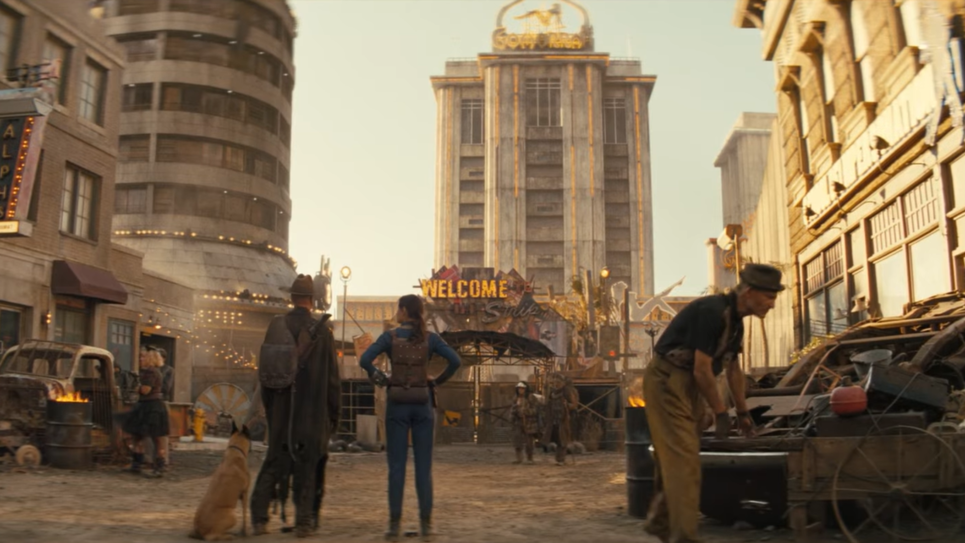 Fallout 시즌 2의 최신 예고편에는 T-Rex Dinky 및 수수께끼 |||와 같은 New Vegas 부활절 달걀이 포함되어 있습니다. 폴아웃 시즌 2가 출시되기까지 한 달밖에 남지 않았습니다. 저는 뉴 베가스의 삶이 어떤지 필사적으로 보고 싶었고 시즌 1이 끝날 때 설치된 벼랑 행어에 대한 답을 얻고 싶어서 인클로저 바를 갉아먹고 있었습니다. 안타깝게도 구체적인 내용은 좀 더 기다려야 하지만 시즌 2의 공식 예고편이 방금 공개되었고, 마침내 에피소드가 나올 때까지 이 내용이 나를 사로잡을 것 같습니다. 2분 38초의 짧은 예고편에는 풀어야 할 내용이 엄청나게 많지만 최선을 다해 노력하겠습니다.(이미지 제공: 프라임 비디오) Fallout 시즌 1이 끝날 무렵 주요 등장인물이 갈라졌고, 두 번째 시즌은 에피소드가 다양한 그룹 사이에서 나란히 이야기를 따라가는 방식으로 진행된다는 점에서 첫 번째 시즌과 비슷한 구조를 따를 것으로 보입니다. Thaddeus가 더 잘 보았지만 Maximus와 Thaddeus는 여전히 함께 있는 것처럼 보입니다. 그의 최근 구울화는 몇 가지 시각적 영향을 미쳤습니다. 쇄골에 있는 입 모양이 좋지 않습니다. 그리고 막시무스는 여전히 "그 소녀", 우리의 주인공인 루시 맥클린(Lucy MacLean)에게 집착하는 것 같습니다. 루시를 예로 들어보겠습니다. 루시는 여전히 구울과 도그밋을 옆에 두고 뉴 베가스에서 폭발적인 과학 실험을 수행하고 있는 아버지의 흔적을 추적합니다. 아버지의 대량 살인, 조작 및 기타 좋지 않은 자질을 알게 된 후 "그를 정의의 심판대에 세우기" 위해 그녀는 아버지의 흔적을 추적합니다. 이미지 1/2(이미지 출처: 프라임 비디오)이미지 2/2