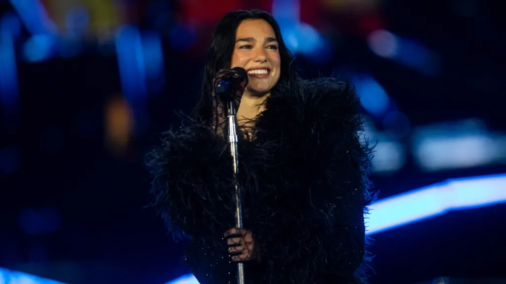 두아 리파(Dua Lipa)의 레드 레이스 탑 룩을 다시 한 번 살펴보세요