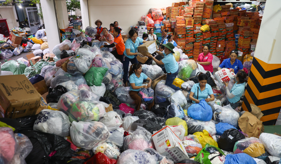 호치민 주민들, 홍수 피해를 입은 베트남 중부에 긴급 구호품을 보내다