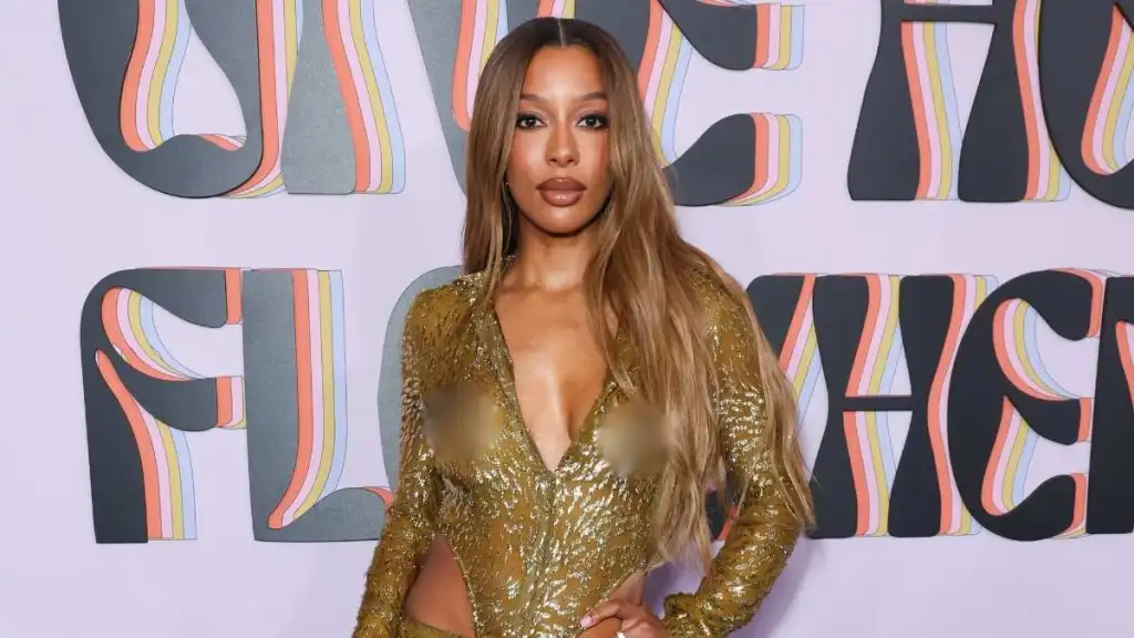 빅토리아 모네는 얇은 로베르토 카발리 가운을 입은 황금 여신입니다