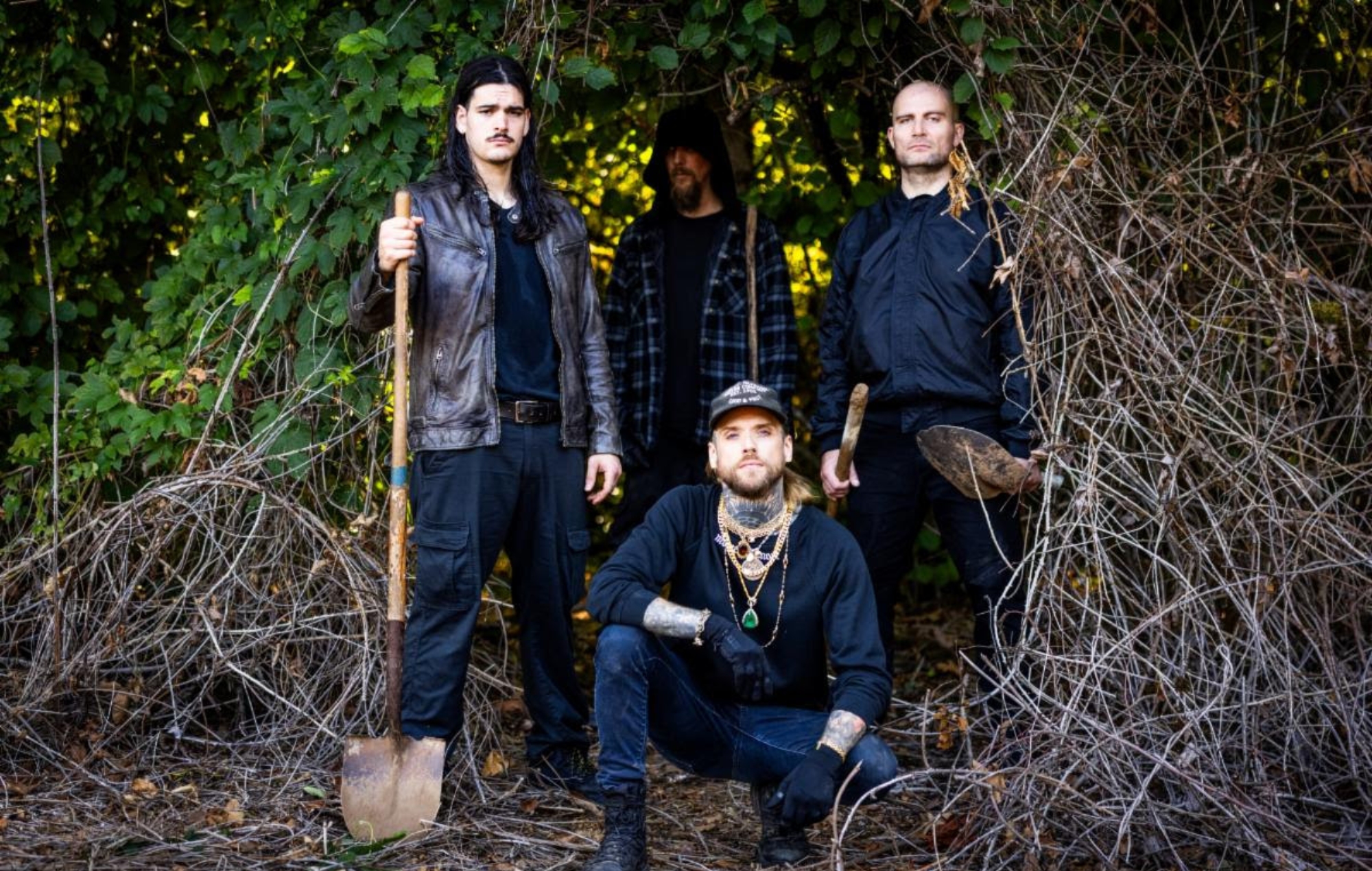 Vitriol 가수는 자신을 주유소에 버림받게 만든 마약, 경찰, 폭력에 대한 이야기를 공개합니다