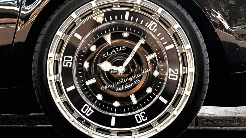 롤스는 롤렉스 바퀴를 굴린다. 왜냐하면 구속은 가난한 사람들을 위한 것이기 때문이다