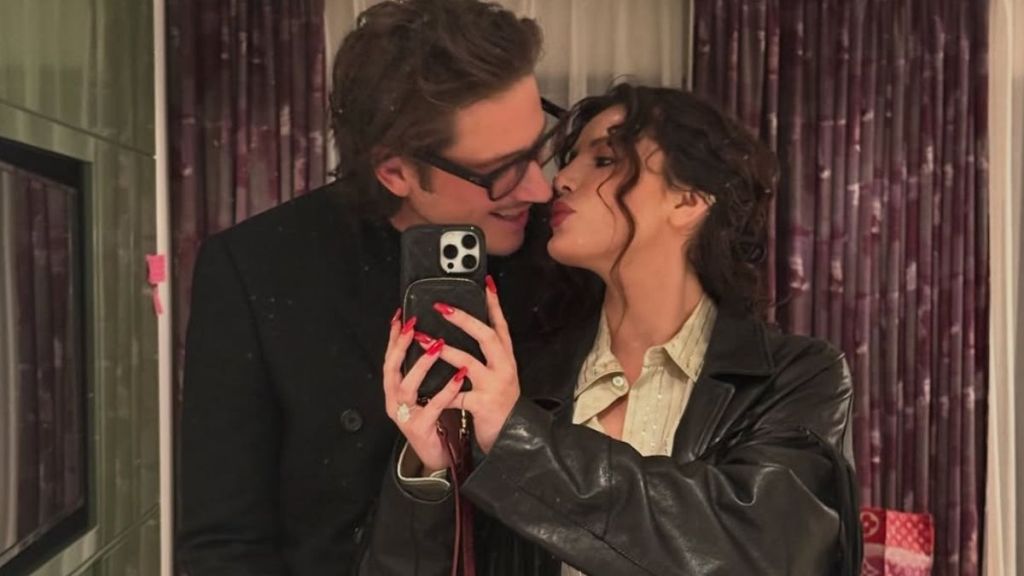 Bella Thorne의 비키니 상의 셀카에 약혼자의 사랑이 담겨 있습니다