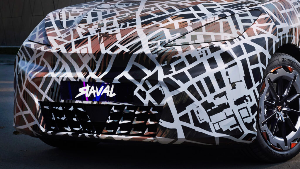 Cupra의 새로운 EV 문제 해결사에는 바퀴용 원형 톱날이 있는 것처럼 보입니다.