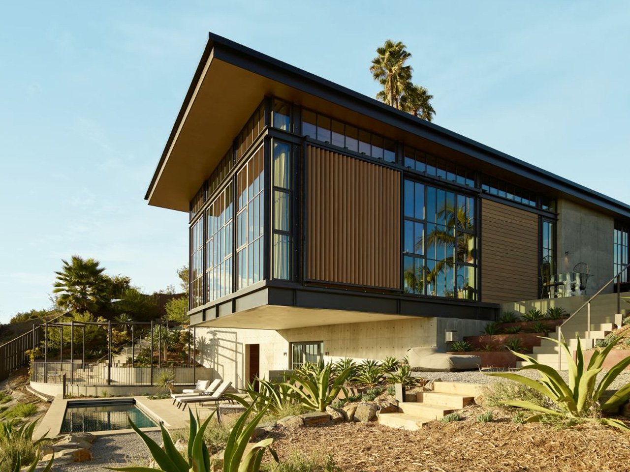 헐리우드 힐스에 위치한 이 주택은 현대 산업 트위스트를 가미한 중세 성을 보여줍니다