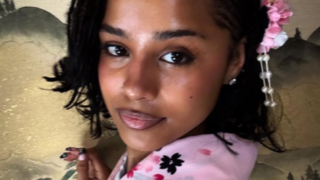 미니 반바지를 입고 앉아 있는 Tyla의 모습은 꼭 봐야 합니다