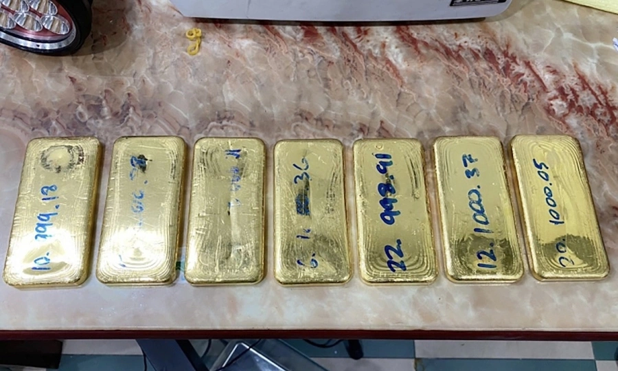 어떻게 비밀 파이프라인을 통해 중국에서 밀수된 546kg의 금을 하노이의 보석 시장에 공급했는지