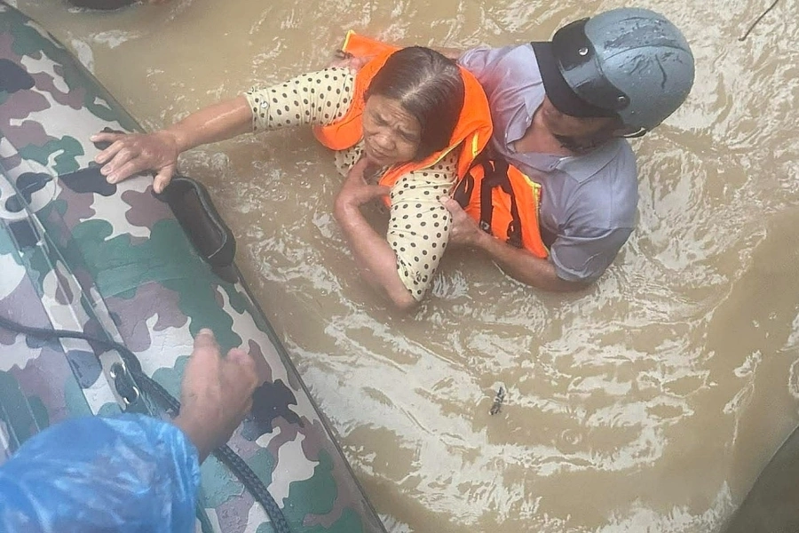 강 수위가 떨어지기 시작하면서 베트남 중부 홍수로 사망자 수가 55명으로 증가