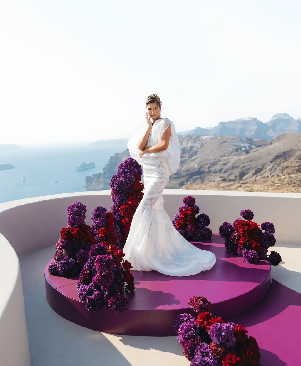 대담한 마젠타색 문 통로가 있는 활기차고 스타일리쉬한 산토리니 결혼식